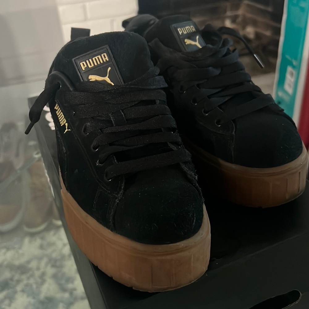 Women’s bubble gum bottom Puma sneakers size 9